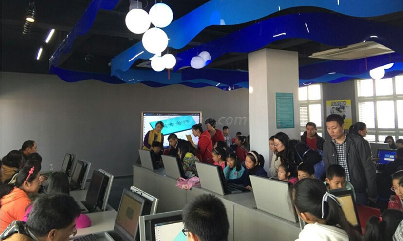 参加3D设计打印课程的家长孩子们兴致勃勃.jpg 参加3D设计打印课程的家长孩子们兴致勃勃.jpg