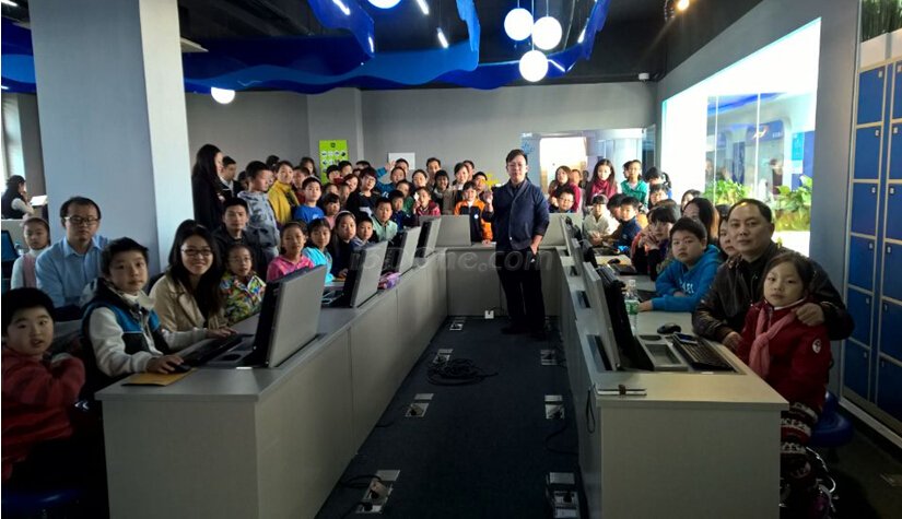 上海宝山少科站的3D设计打印活动吸引了大批家长孩子们.jpg 上海宝山少科站的3D设计打印活动吸引了大批家长孩子们.jpg