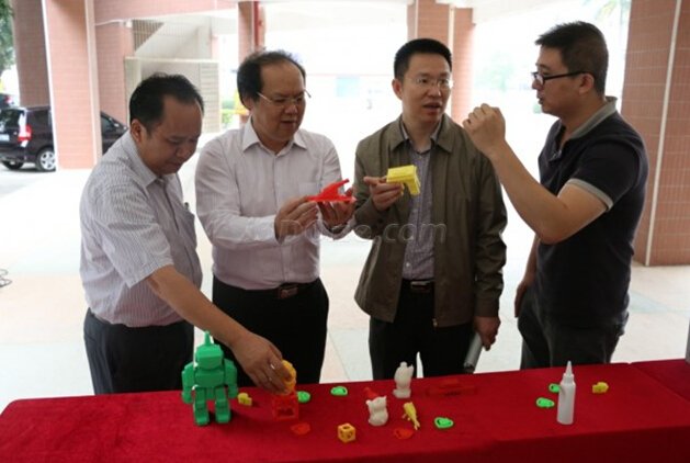 领导向王曦了解情况.jpg 领导向王曦了解情况.jpg