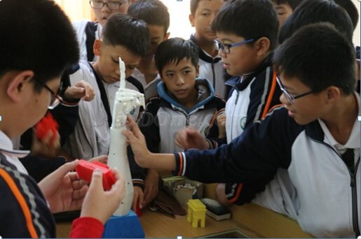 学生围观3D打印成品.jpg 学生围观3D打印成品.jpg