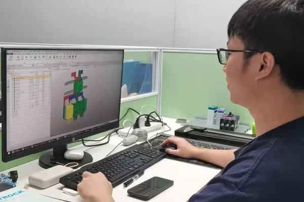 科士达员工应用xelega软件办公